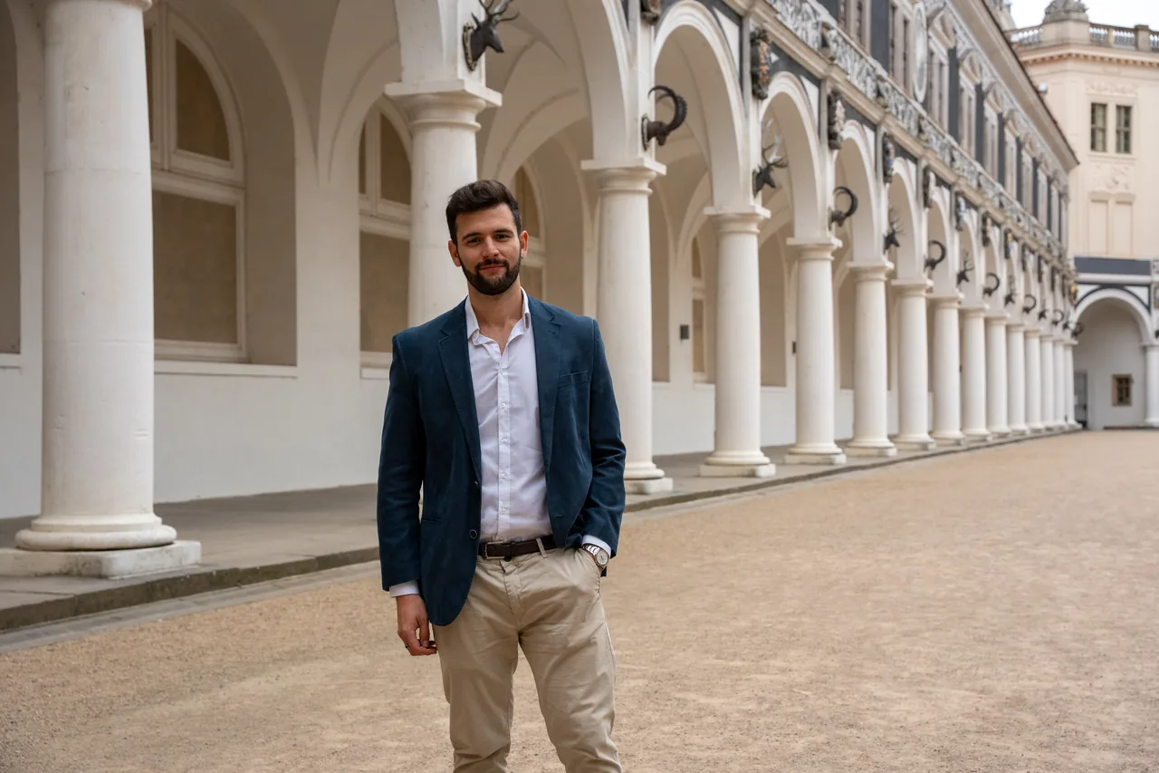 Julio Bernal sob as arcadas de um pátio histórico em Dresden
