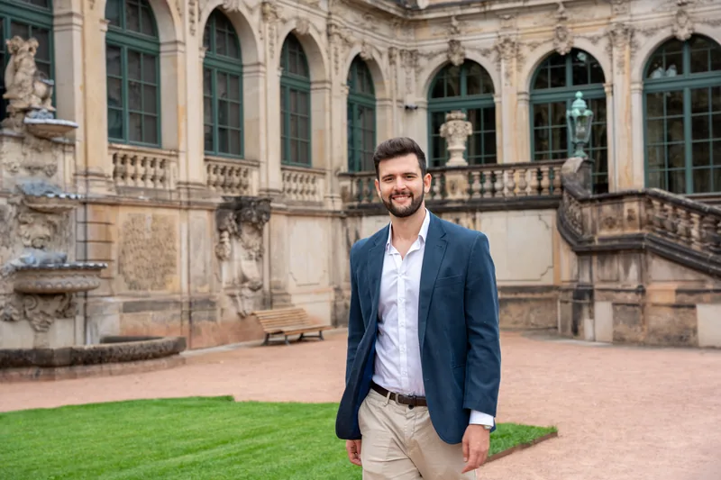 Julio Bernal diante de um palácio barroco em Dresden