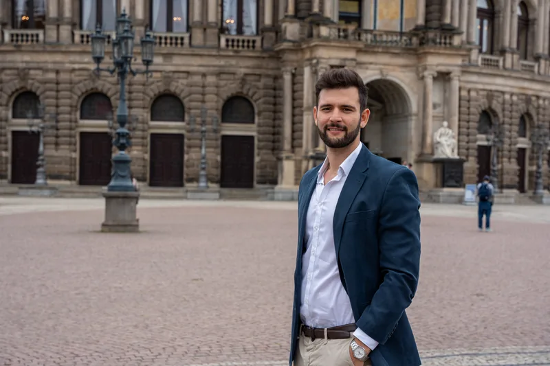 Julio Bernal em uma praça do centro histórico de Dresden